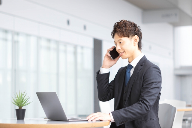 オフィスで電話をする男性ビジネスマン