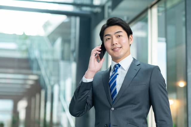 スマートフォンで電話する若いビジネスマン