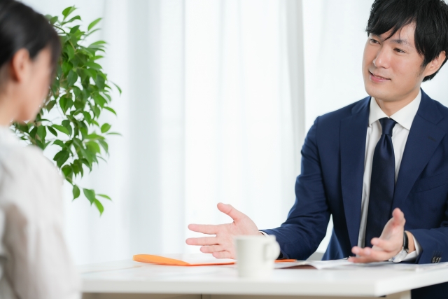 向かい合って会話する男女