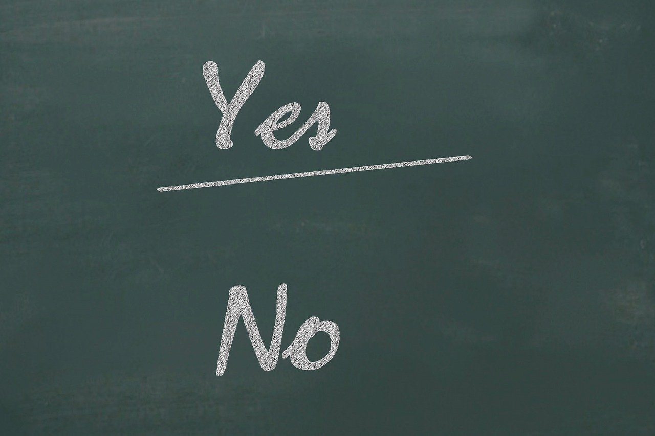「Yes」と「No」と書かれた黒板