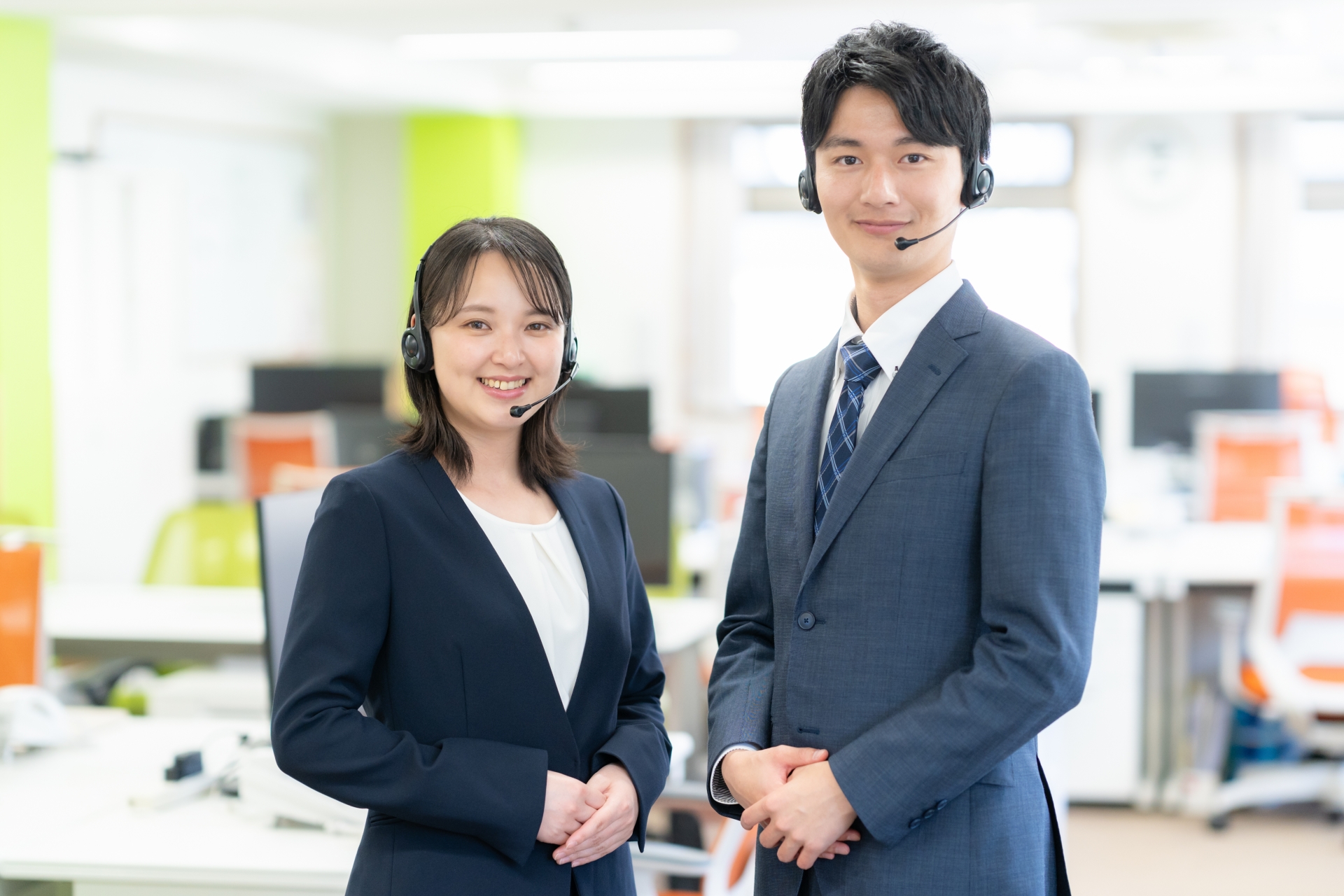 コールセンターで働く男女のオペレーター