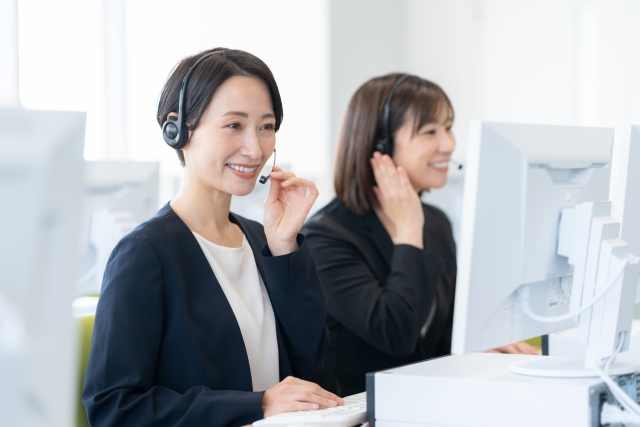 コールセンターで働く女性オペレーター