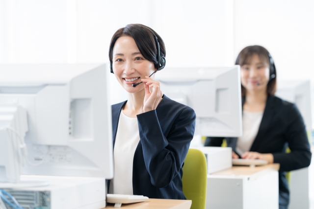 コールセンターで勤務する女性オペレーター