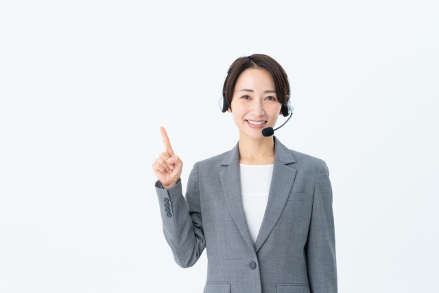 指差しポーズの女性オペレーター