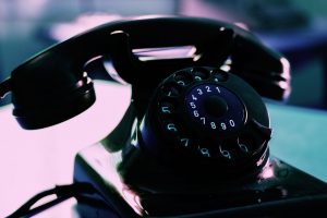 デスクに置かれた黒電話