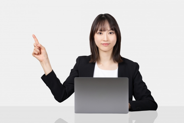 指を差して案内をする女性