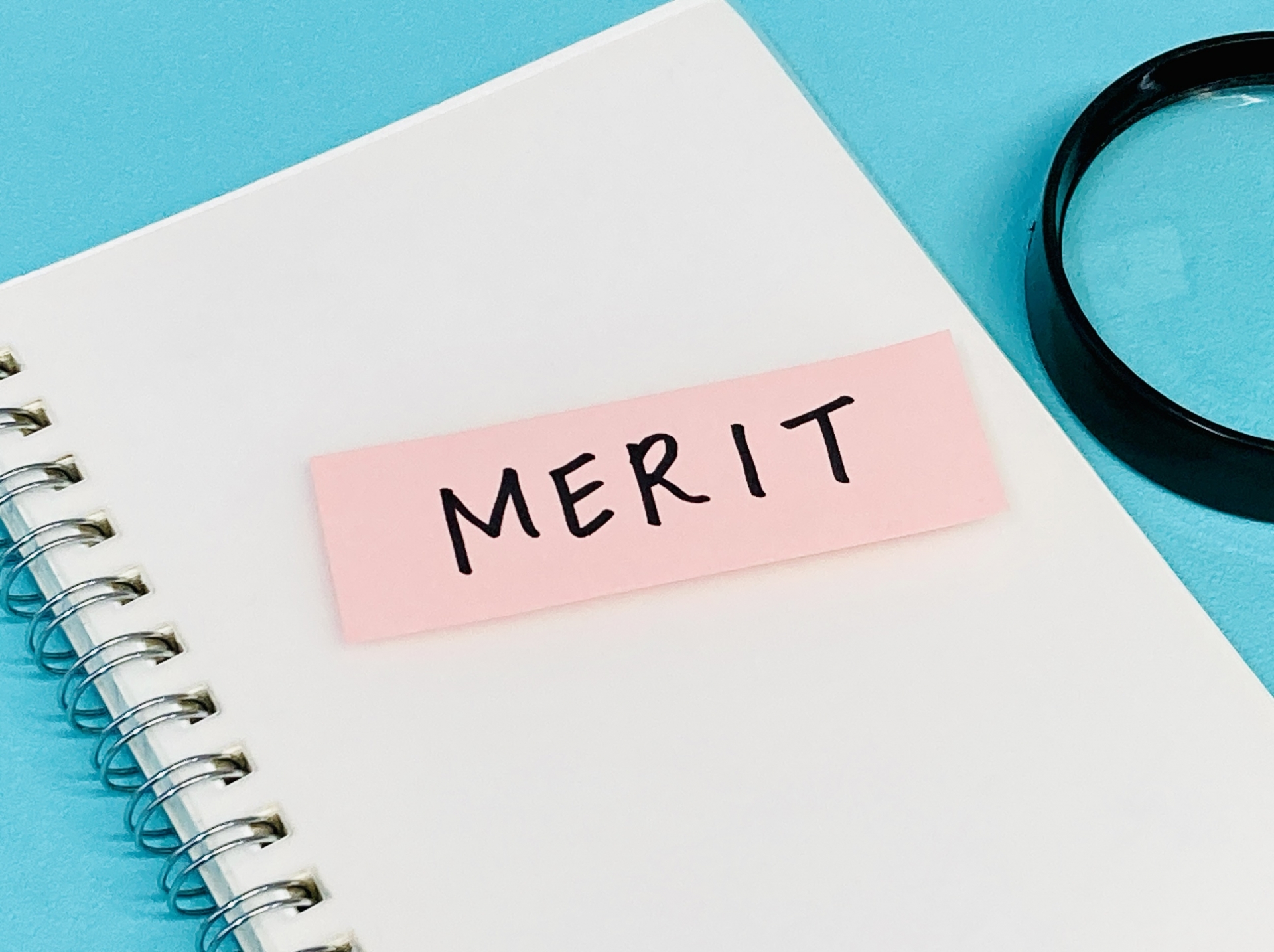 MERITと書かれた付箋を貼ったノート