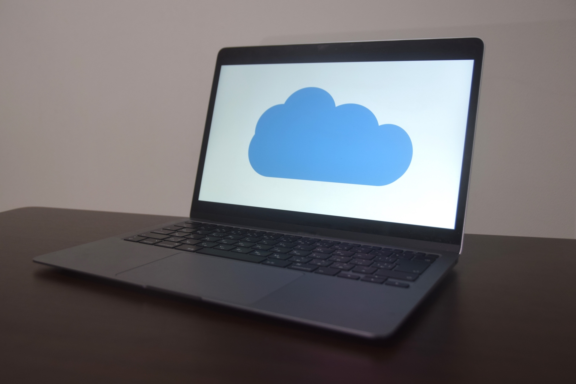 ノートPCの画面にクラウドのイメージ