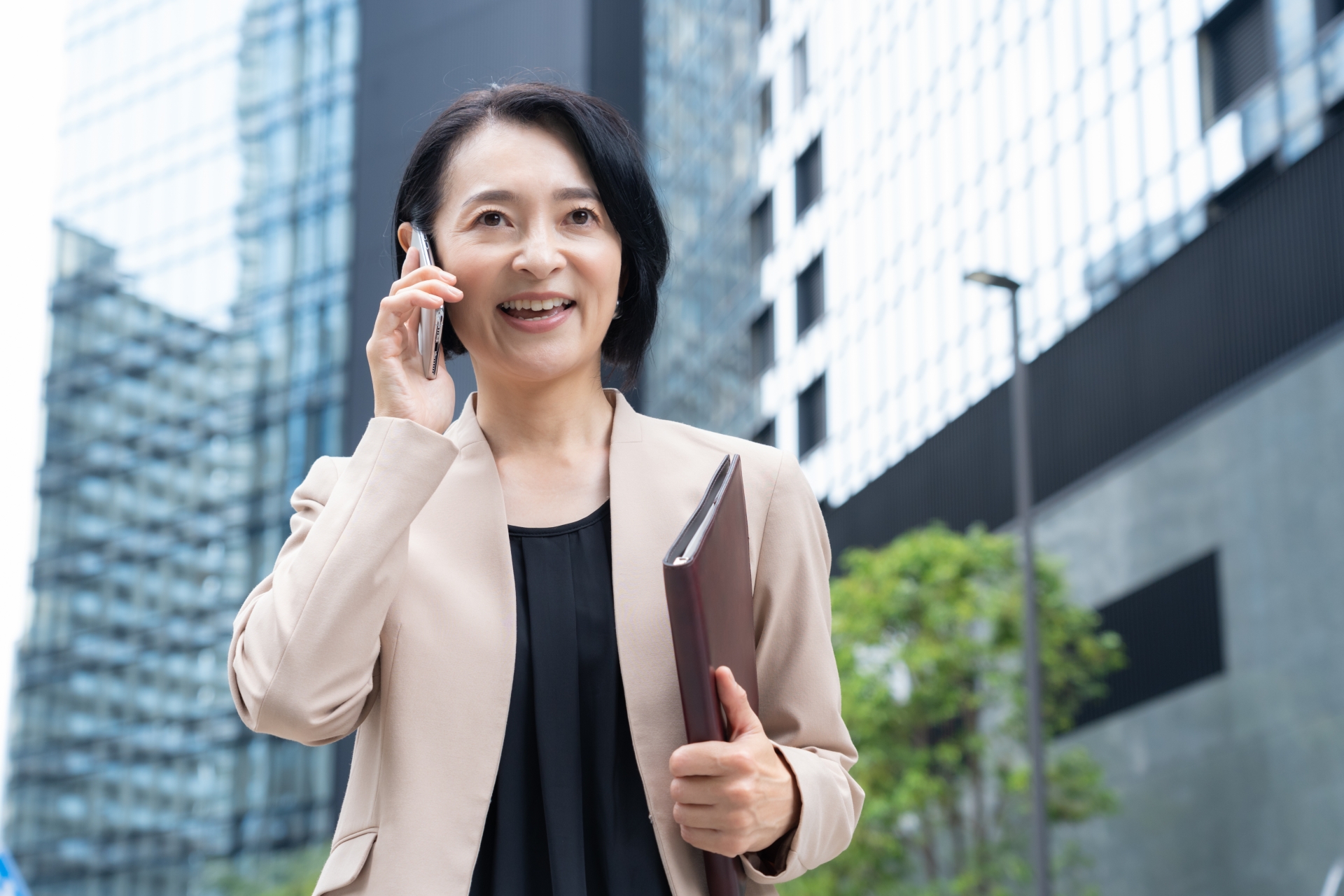 外出先でスマホで通話するビジネスウーマン